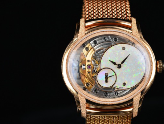 18K玫瑰金材質制作表殼和表帶的千禧系列腕表